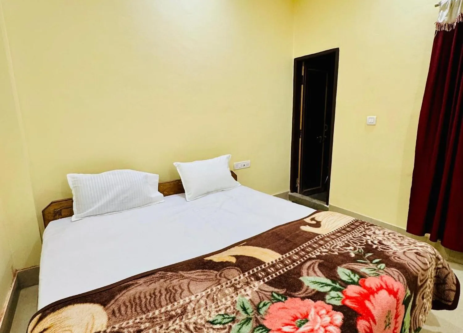 Suraj Guest House فاراناسي