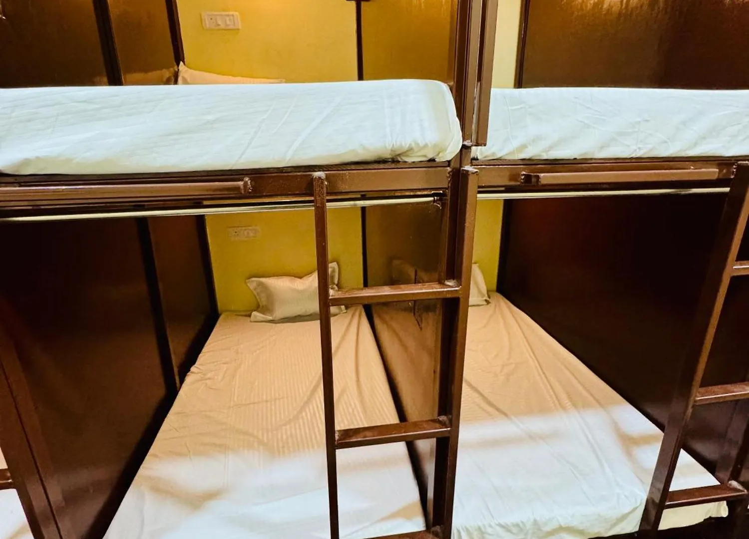 Suraj Guest House فاراناسي